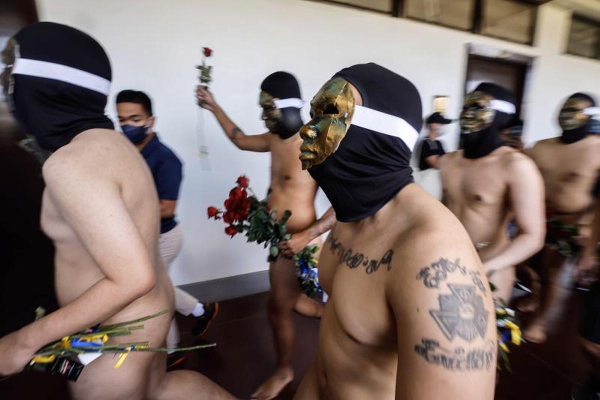 Universitarios desnudos protestan en el campus Quezon City, Metro Manila en Filipinas