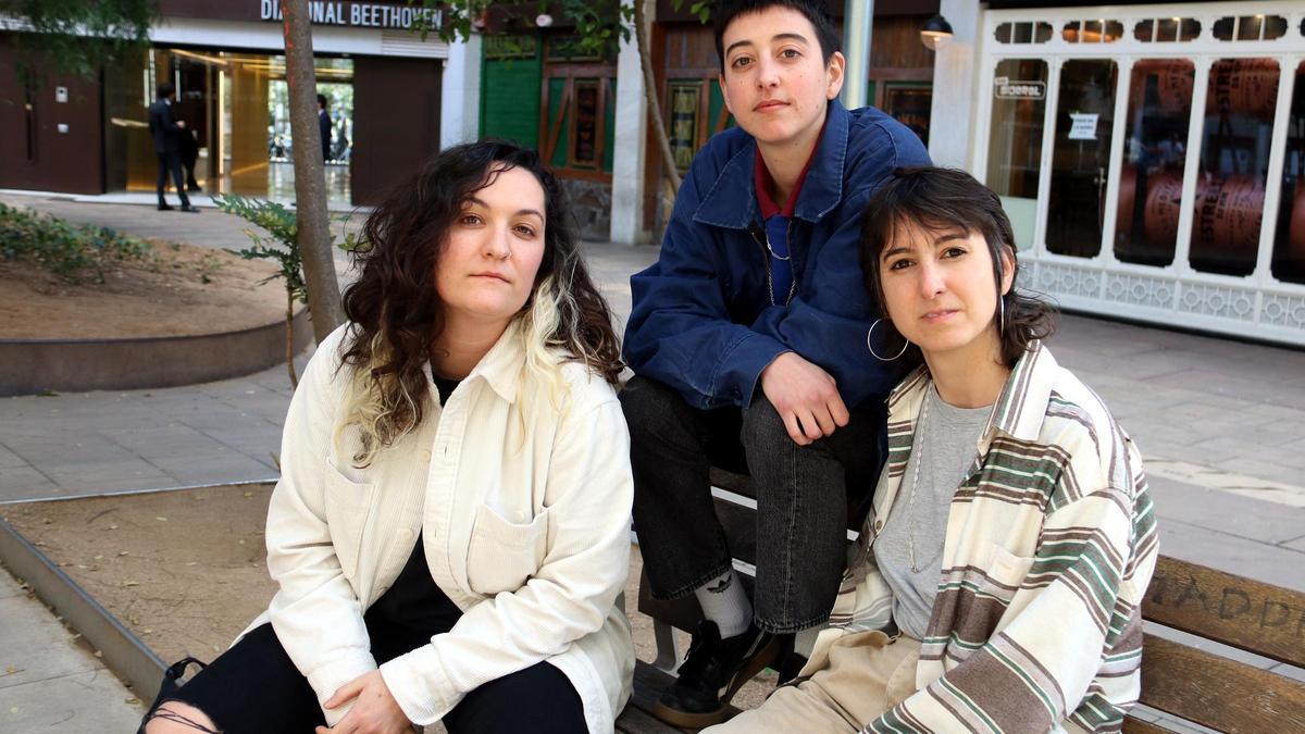 Tres de les integrants de Roba Estesa: Laia Casanellas, guitarra, Anna Sardà, baixista, i Gemma Polo, cantant