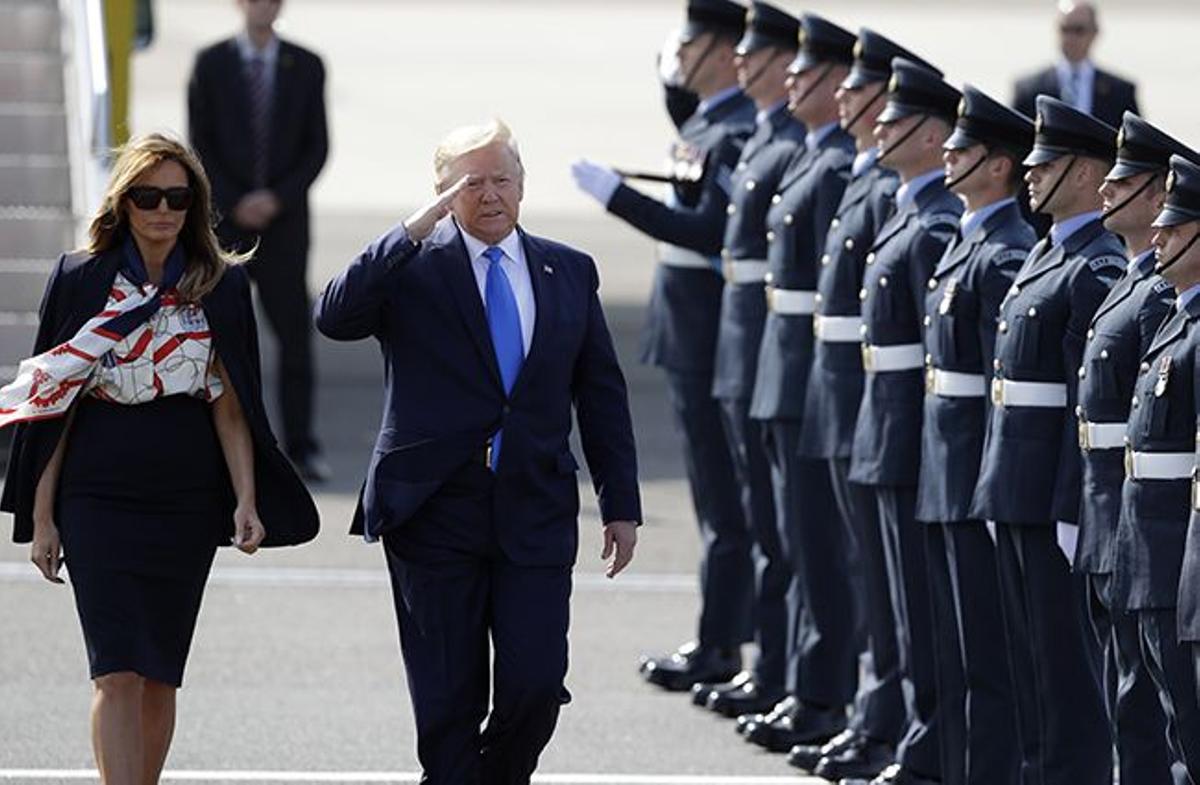 Melania Trump y Donald Trump saludando a las tropas a su llegada a Reino Unido