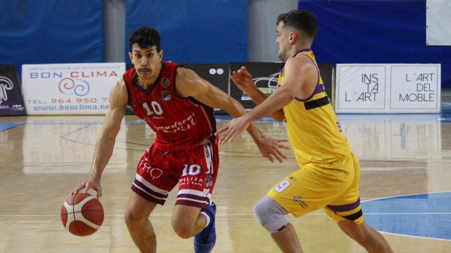 Joaquín Reyes dirige el balón ante la presión de un rival en el Municipal.