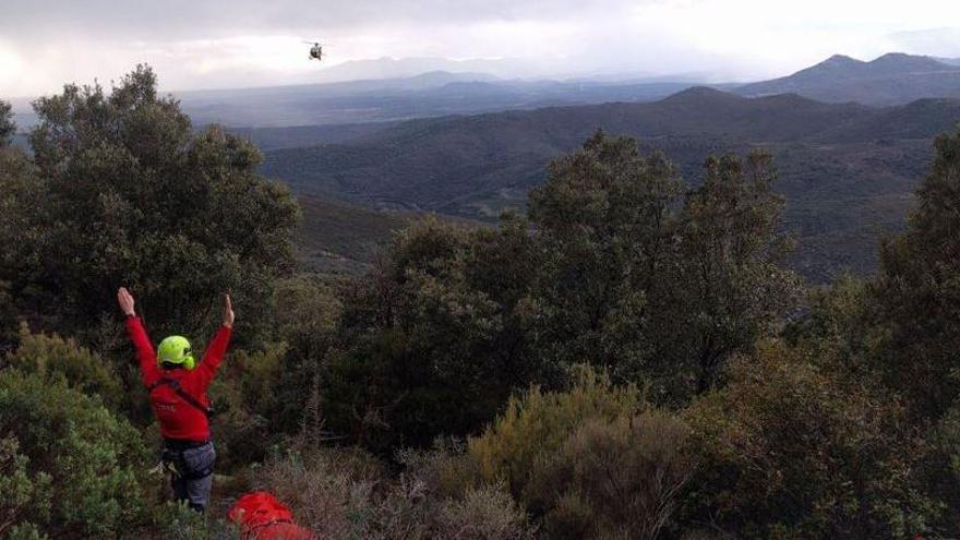 Els bombers i l&#039;helicòpter en el moment del rescat