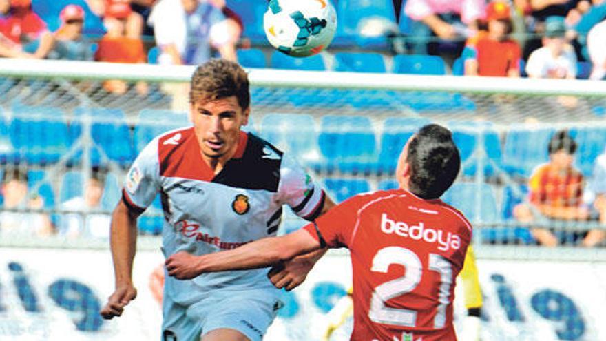 Agus despeja un balón ante Bedoya en el partido del sábado ante el Numancia en Soria.