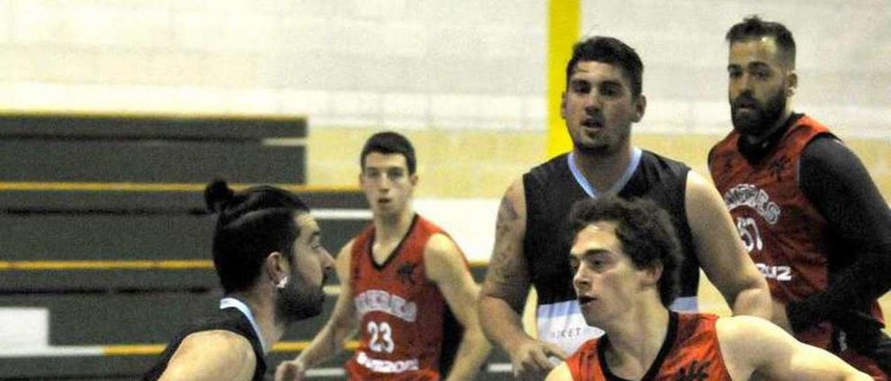 Una acción del Parquets Pizarro-Basket Norte.