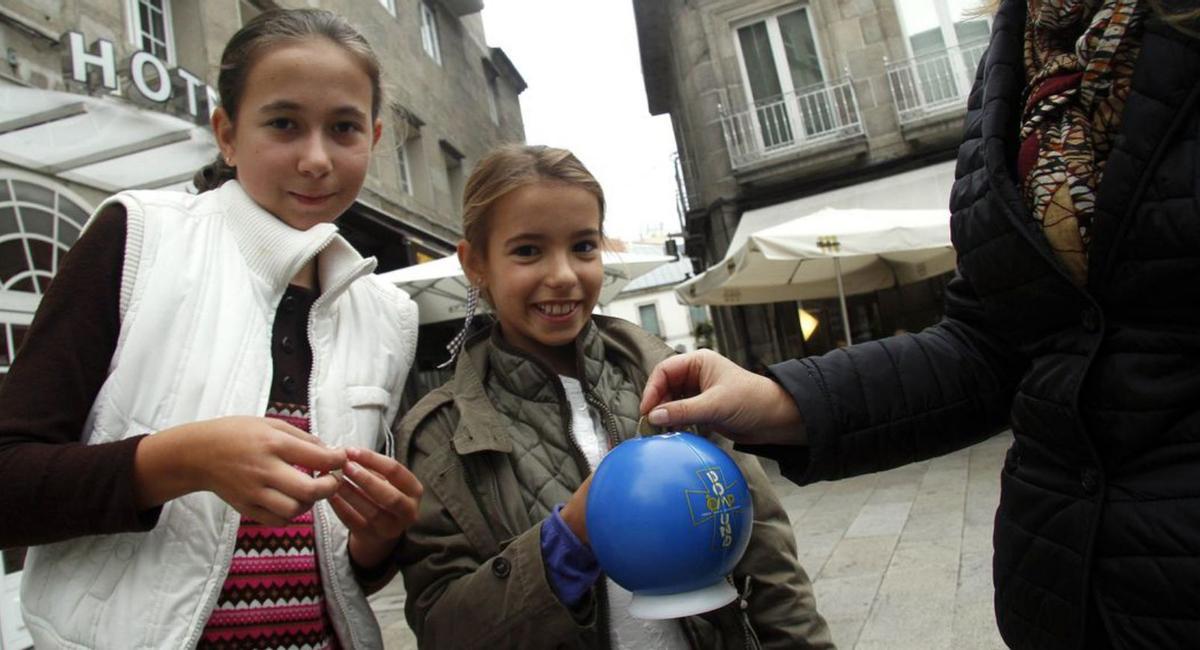 Niñas con una hucha
del Domund en Vigo,
en octubre de 2012.
|  Jorge Santomé