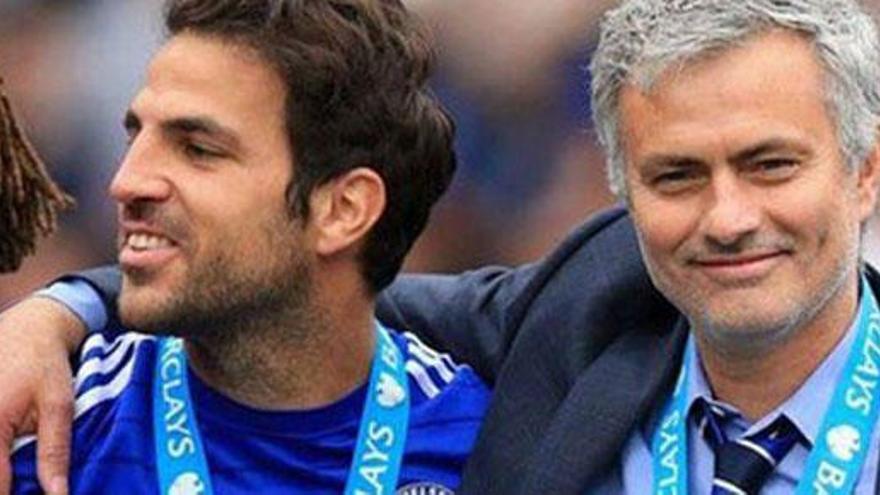 Fàbregas se despide de Mourinho.