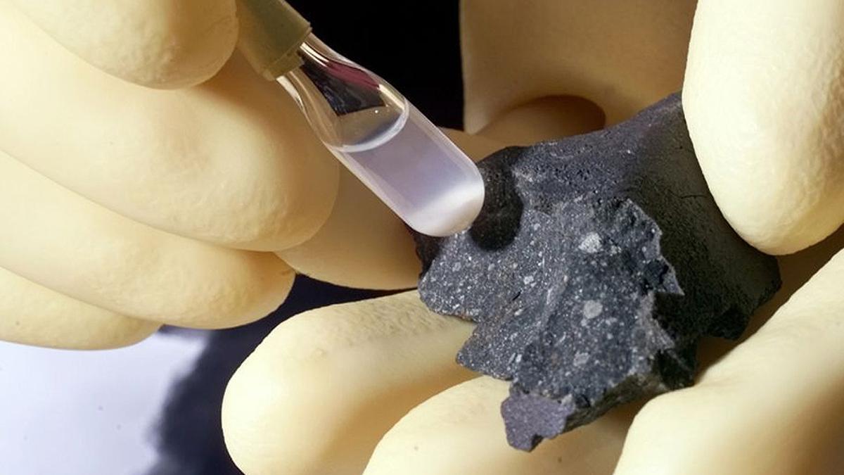 Un investigador analiza muestras del meteorito de Murchison.