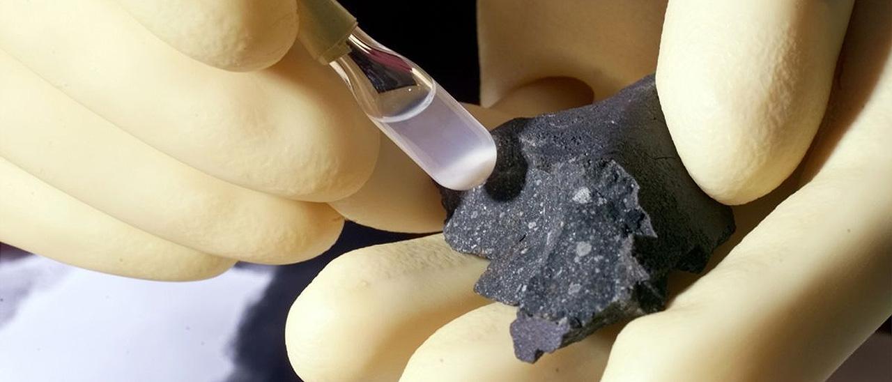 Un investigador analiza muestras del meteorito de Murchison.