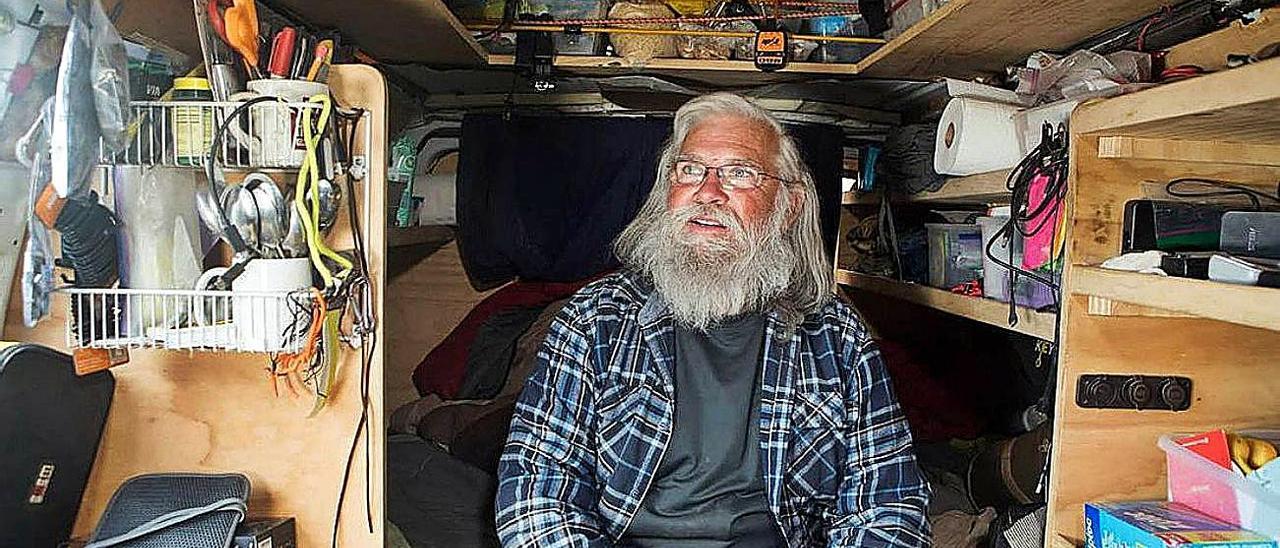 Bob Wells, en el interior de la camioneta GMC Savana en la que vive en la actualidad.