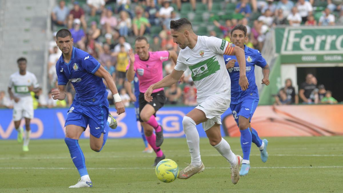 Fidel Chaves conduce el balón durante la última victoria del Elche contra el Getafe.