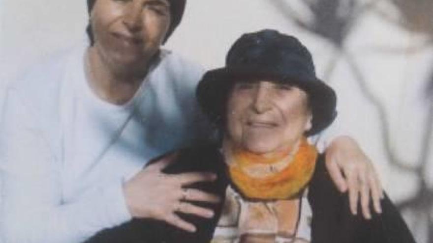 Mari Carmen, junto a su madre, años antes de fallecer ésta.