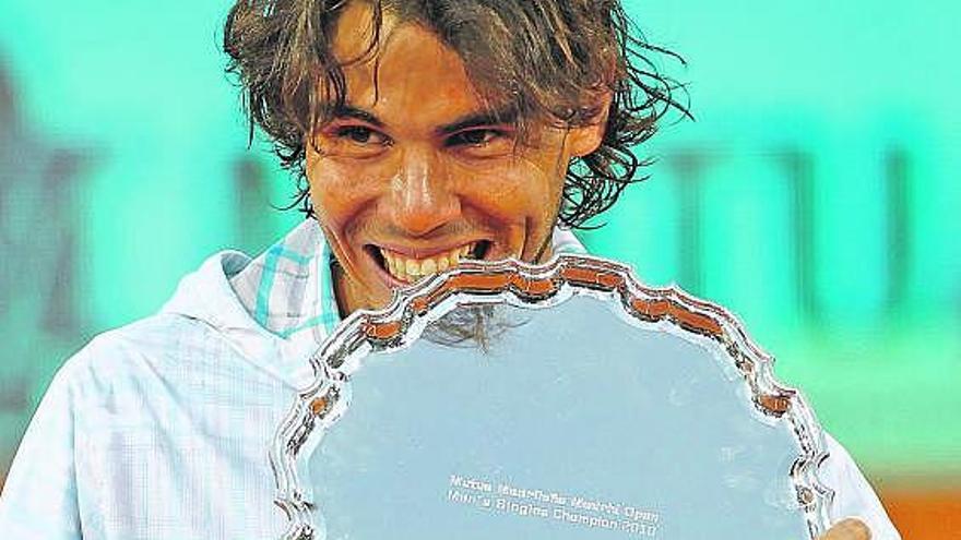 Rafa Nadal da su tradicional mordisco al trofeo conquistado en el Master 1000 de Madrid.