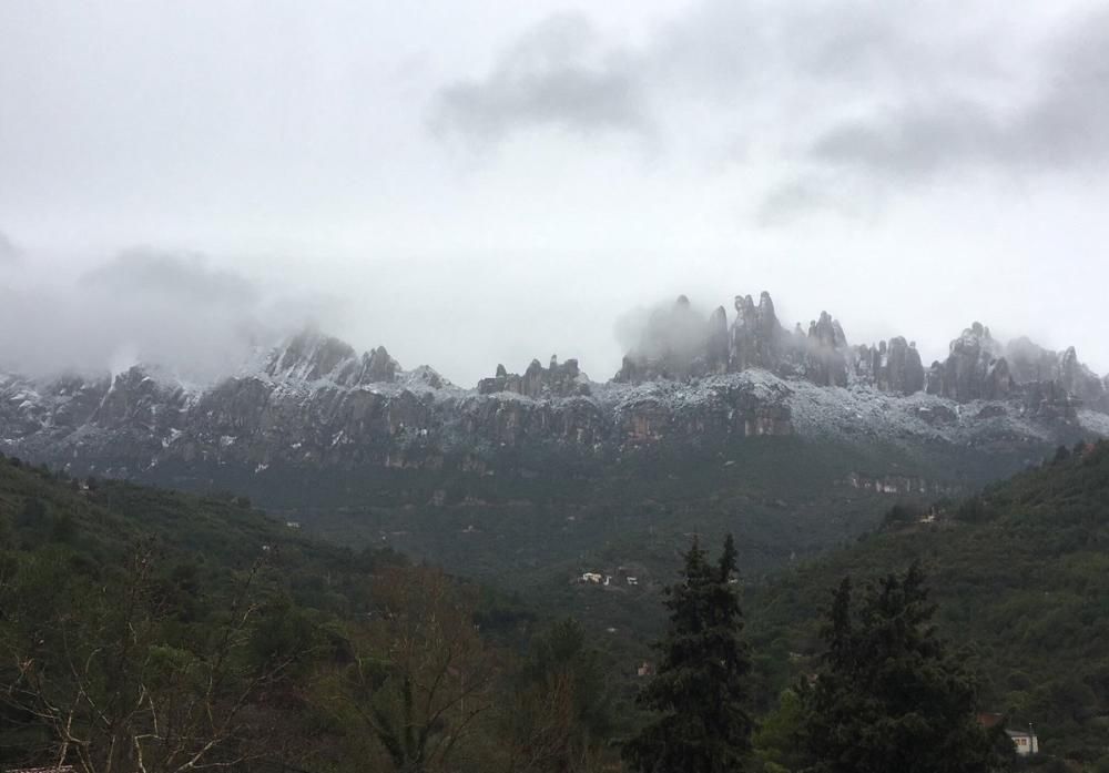 Vista de la muntanya de Montserrat emblanquinada.