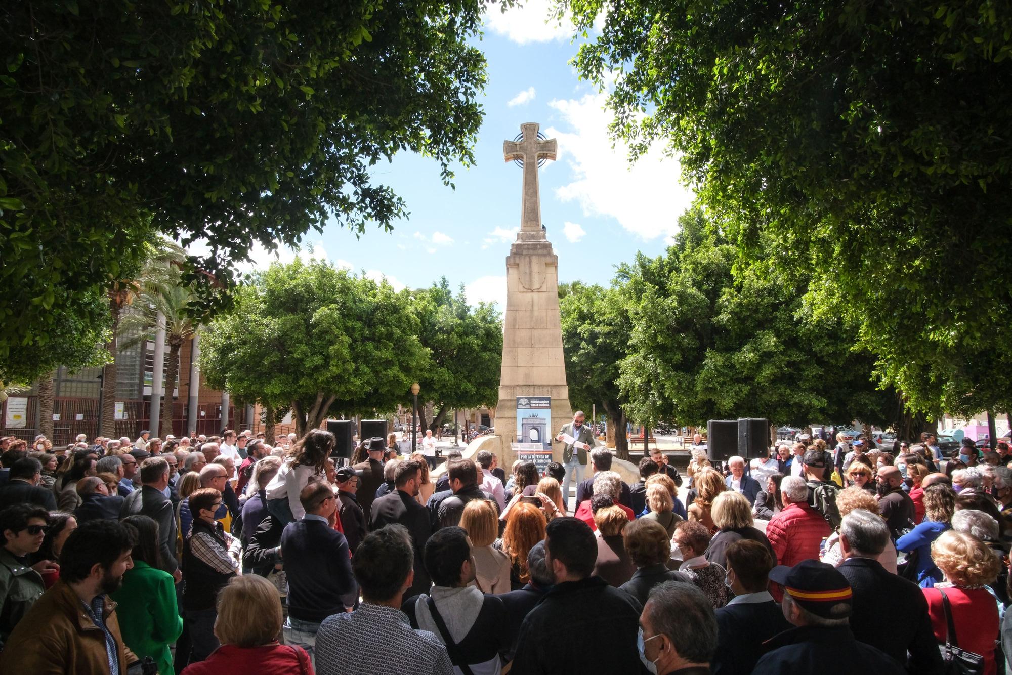 Manifestación en defensa de la cruz de Germanías en Elche