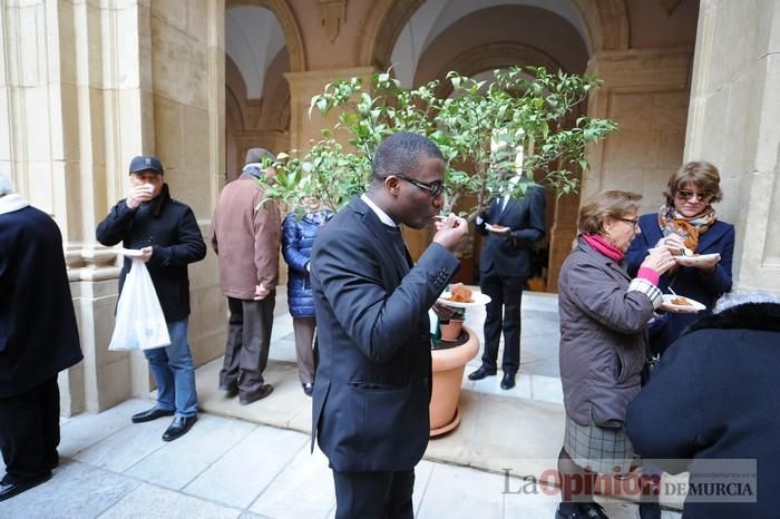 Reparto de boniatos en el Palacio Episcopal por San Fulgencio