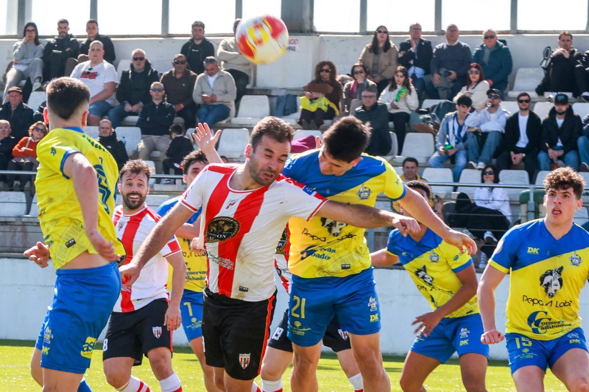 Una acción del derbi jugado en el Salvador Otero.