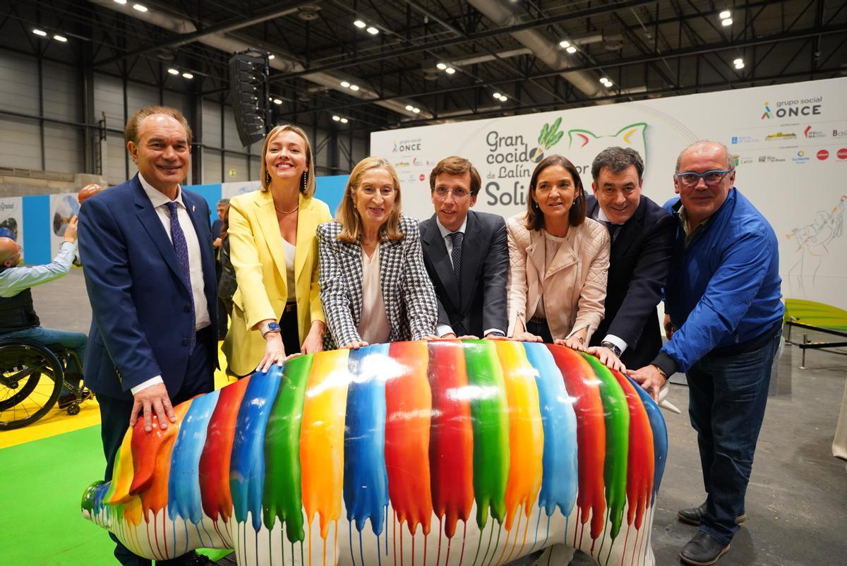 Crespo, García, Pastor, Martínez-Almeida, Maroto, Rodríguez y Serrano posan delante de una de las esculturas de la Lalín Pork Art