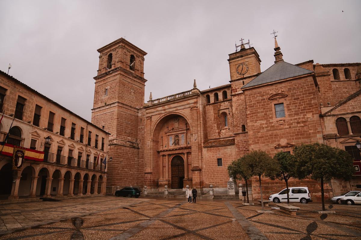 Vista del Ayuntamiento y la Iglesia de San Andrés de Villanueva de los Infantes.