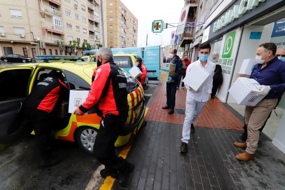 Reparto de mascarillas en Barriomar