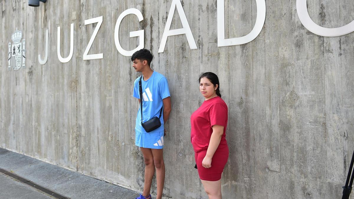 Vídeo | Llegan a los Juzgados de Plasencia los padres de la niña fallecida en el tiroteo