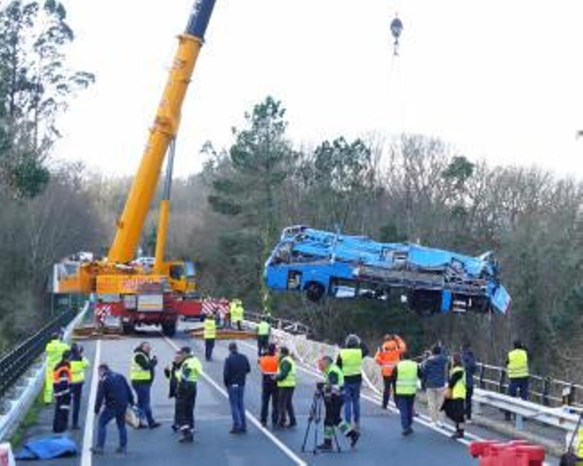 Imágenes del complejo rescate del autobús realizado durante la jornada de ayer en el río Lérez, con la participación de unos cincuenta efectivos.   | // BERNABÉ