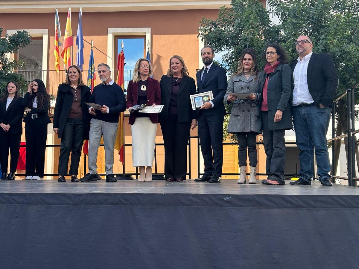 Reconocimiento a la alcaldesa de Xirivella, Paqui Bartual, el alcalde de Alcàsser, Alberto Primo, y la alcaldesa de La Quar, Marta Puigantell.
