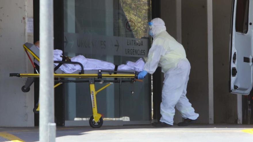 Imagen de archivo de un enfermo por covid-19 en su entrada a Urgencias del Hospital de Sagunt