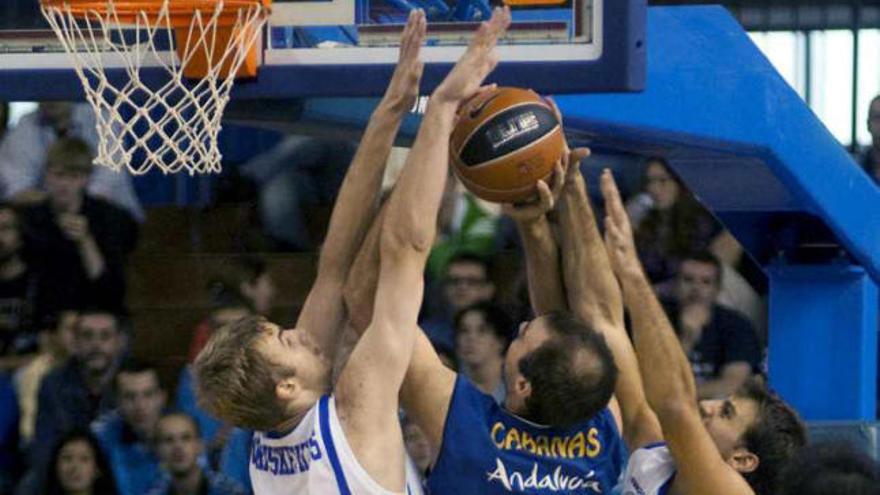 Andriuskevicius y Cazorla intimidan a Cabanas, ayer.