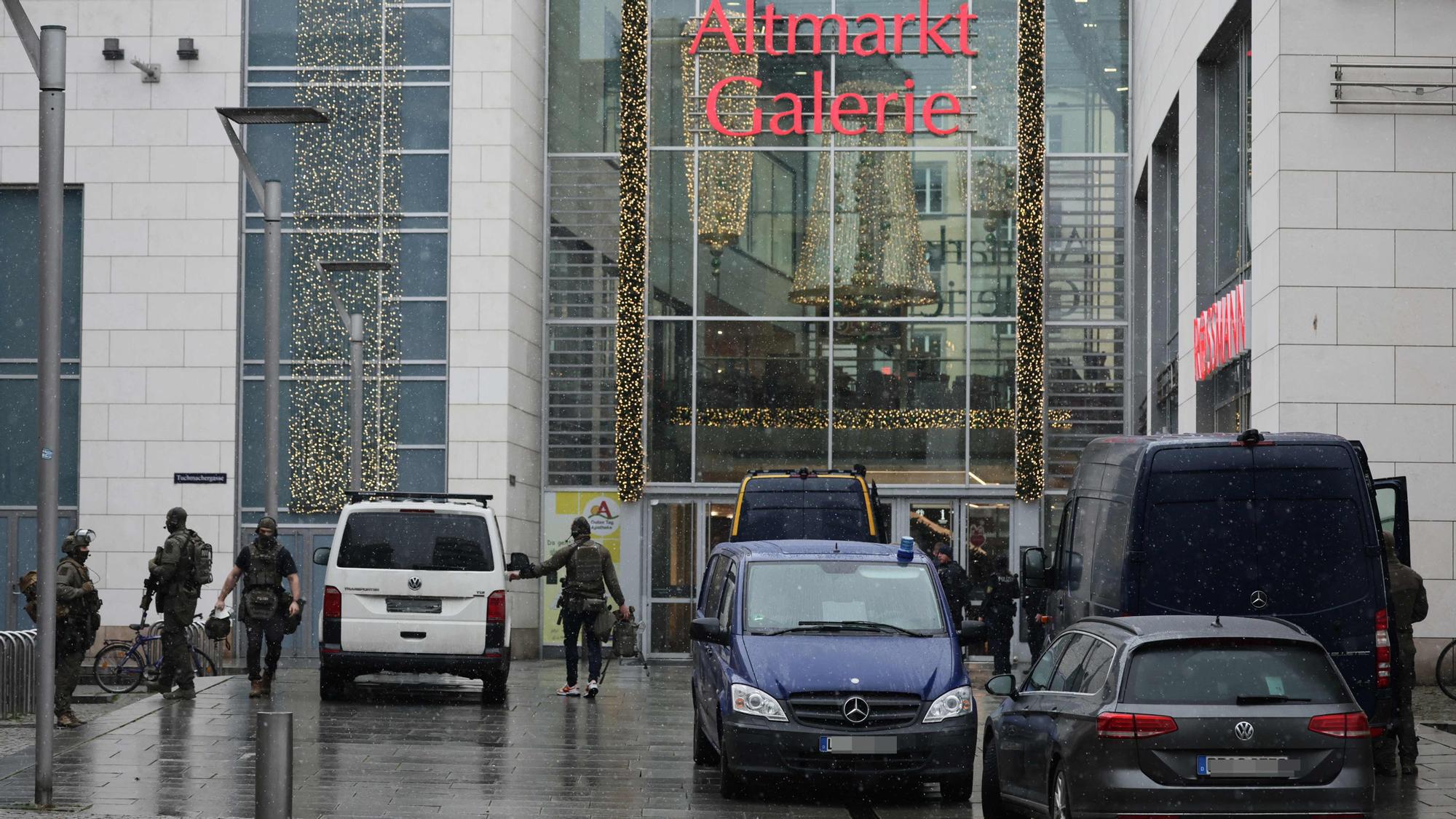 Fuerzas especiales de la policía alemana rodean los almacenes Altmarkt Galerie