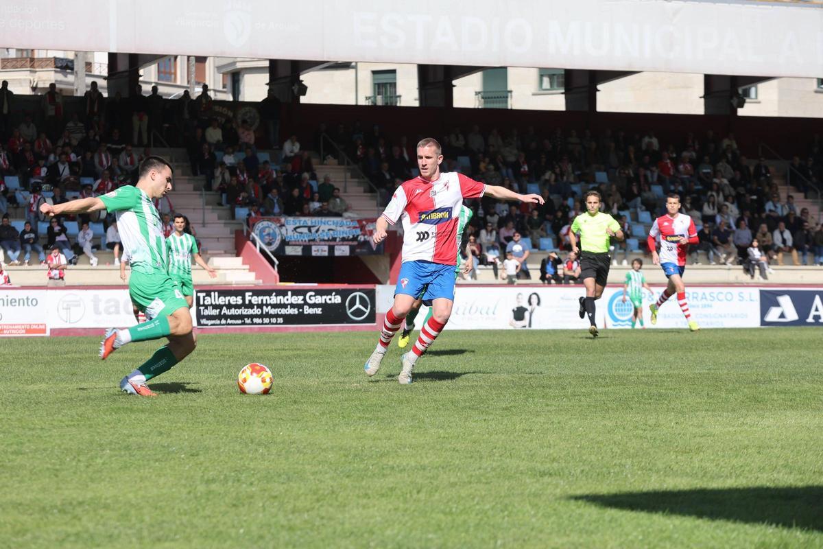 El arlequinado Remeseiro presiona a un rival.
