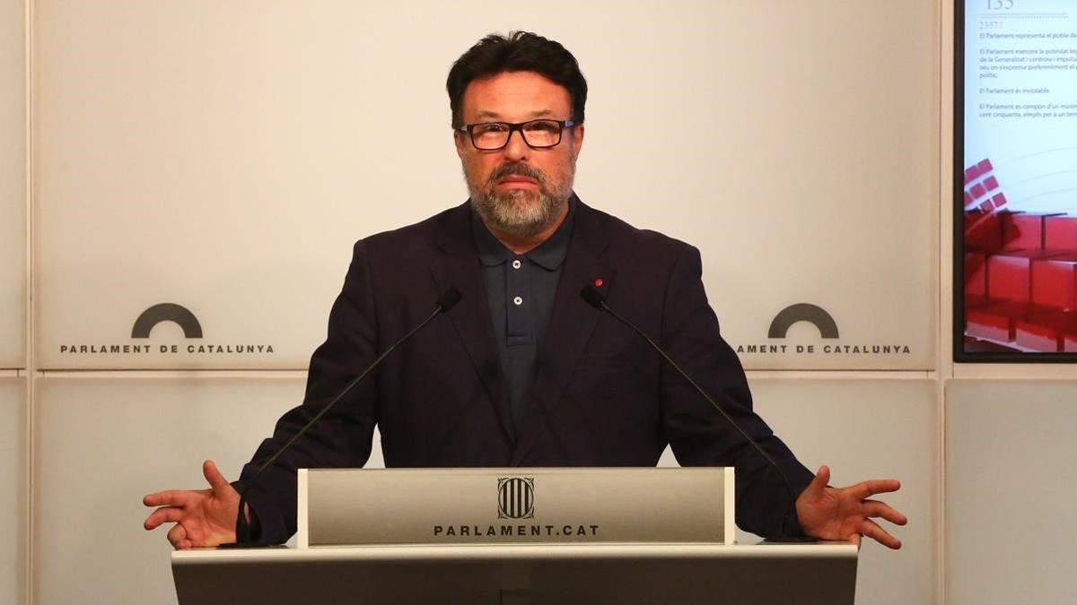 Joan Josep Nuet, en una rueda de prensa en el Parlament.