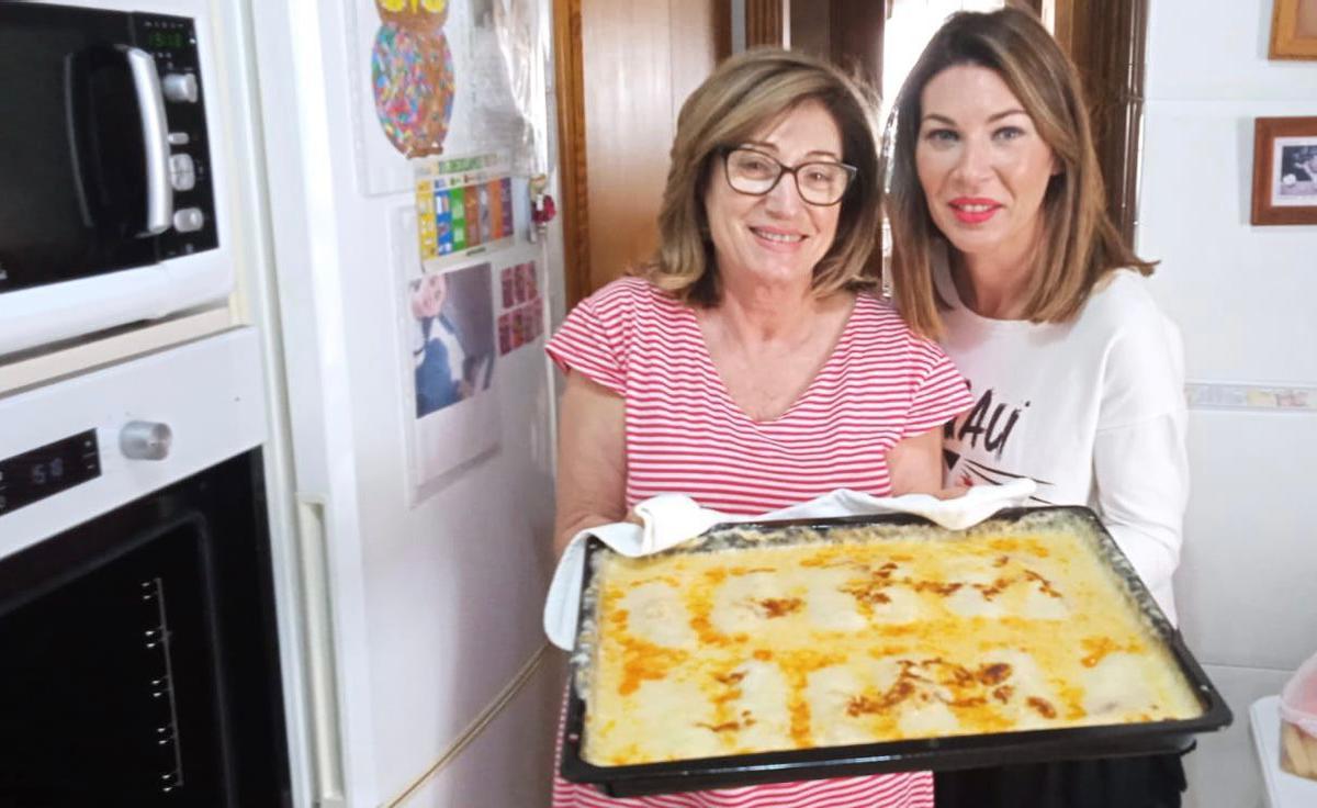 La número diez de la lista del Partido Popular a la Asamblea Regional, María del Carmen Ruiz, junto a su madre y la bandeja de canelones que le preparaba.