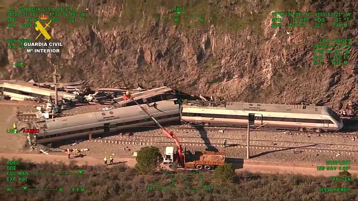 Imágenes de la intervención de la Guardia Civil en torno al Alvia siniesrado en Adamuz.