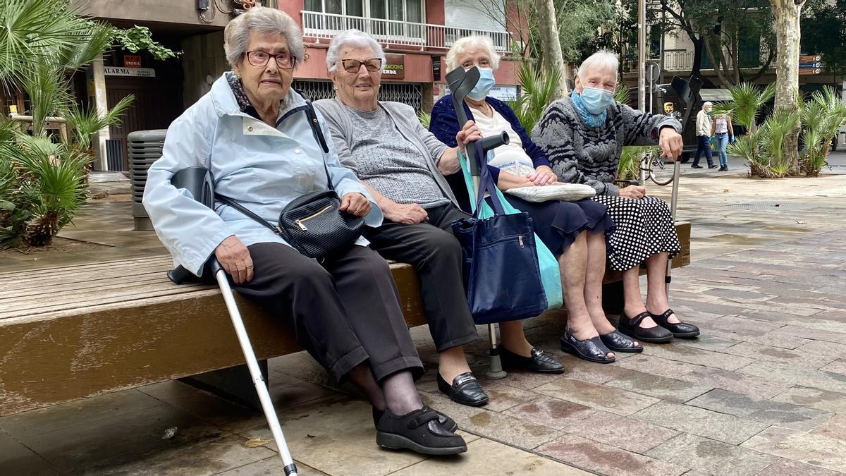 Tina, Elvira, Carmen y Àngels, sentadas en su banco de Santa Madrona, el pasado lunes a mediodía, poco antes de que empezara a llover