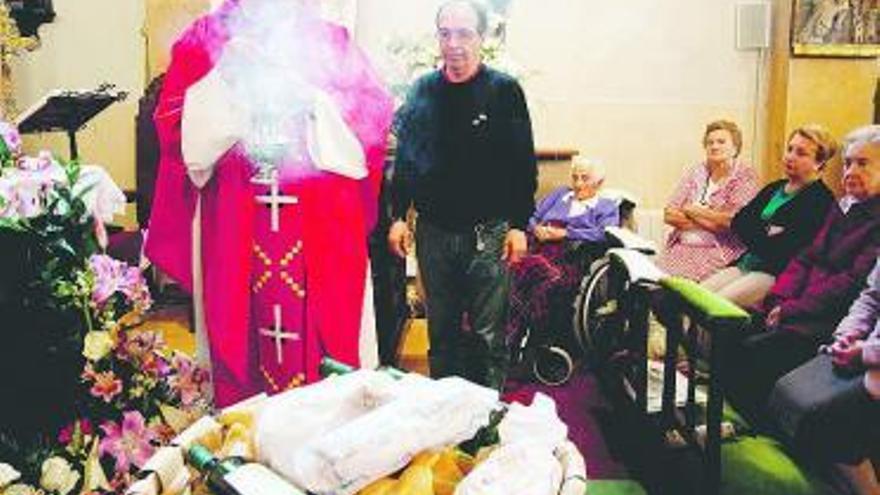 Luis Legaspi bendice los bollos y el vino en la capilla de la Balesquida.