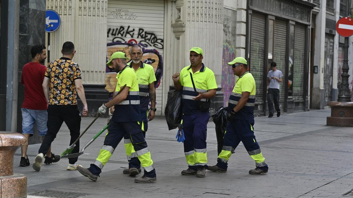 Un grupo de trabajadores en el centro de Zaragoza en plena ola de calor, este lunes.