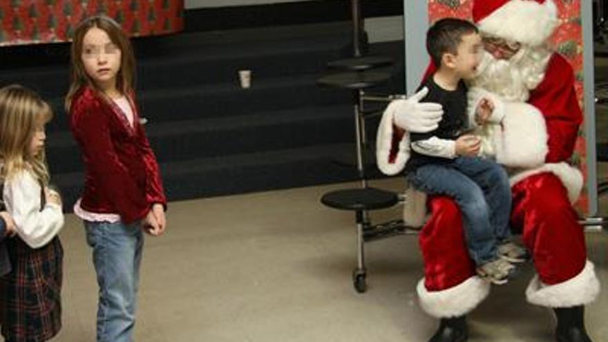 Navidad. Momento de una visita de Papá Noel a una escuela.