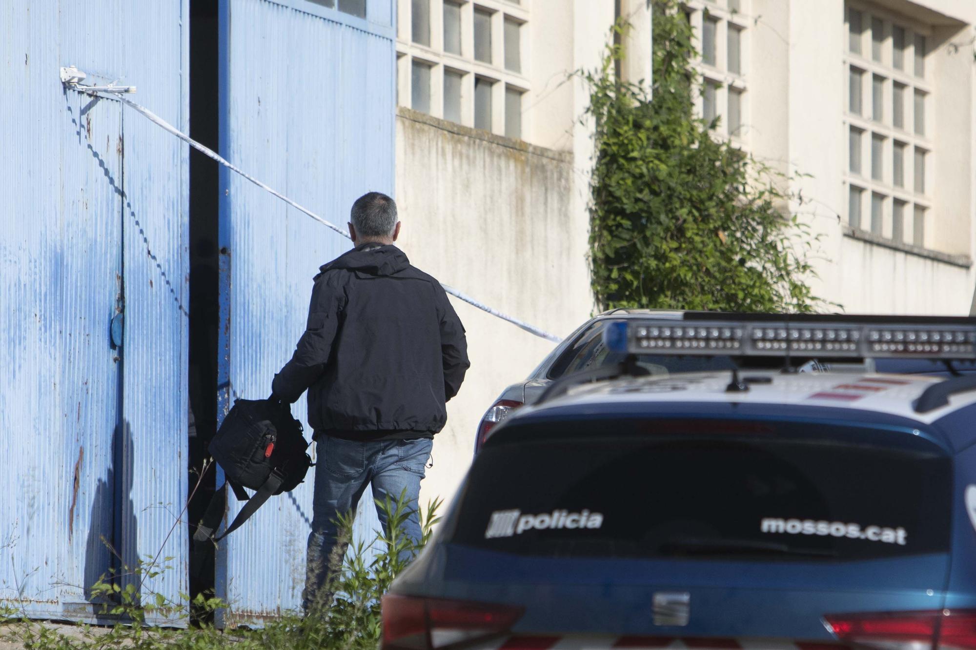 Uns encaputxats assalten i disparen un home en una nau de la Cellera