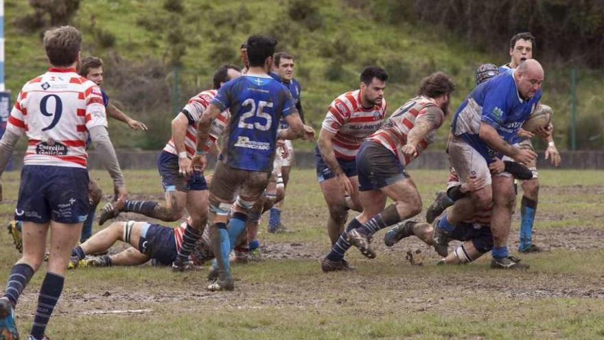 Un instante del partido de ayer del Blusens, en el campo del Naranco. // Fernando Rodríguez