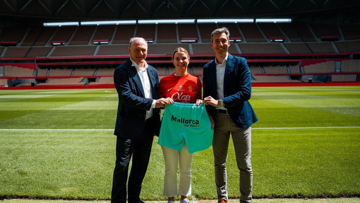 Andy Kohlberg, Marga Prohens y Alfonso díaz, en La Cartuja tras rubricar el patrocinio del Govern al RCD Mallorca