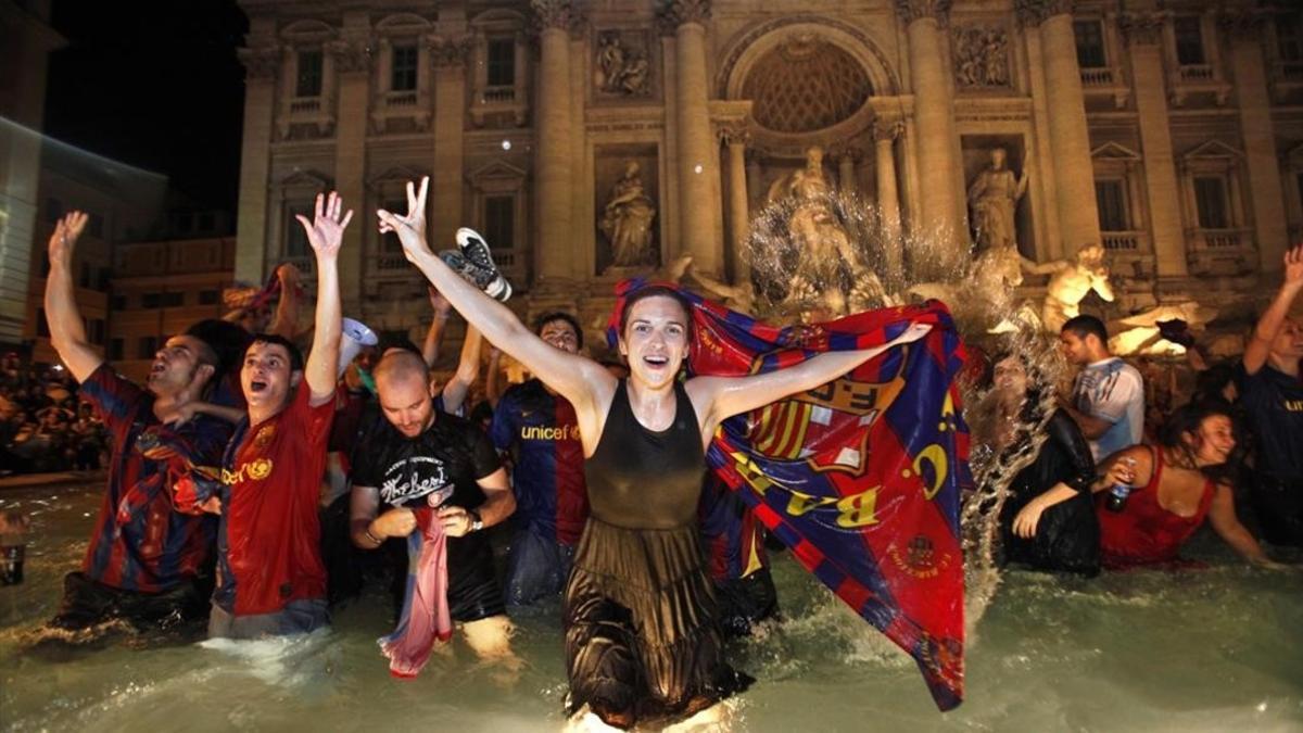 Aficionados azulgrana celebran la final de liga de campeones de 2009 en la Fontana di Trevi.