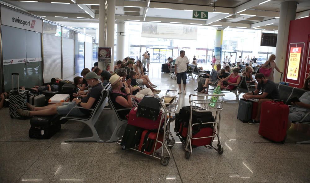 Protesta en el aeropuerto para denunciar "que el turismo mata a Mallorca"