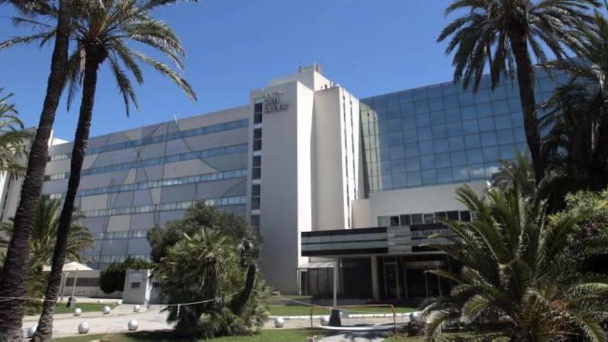 El hotel Sidi, ubicado a pocos metros de la playa del Saler, está cerrado desde hace seis años.