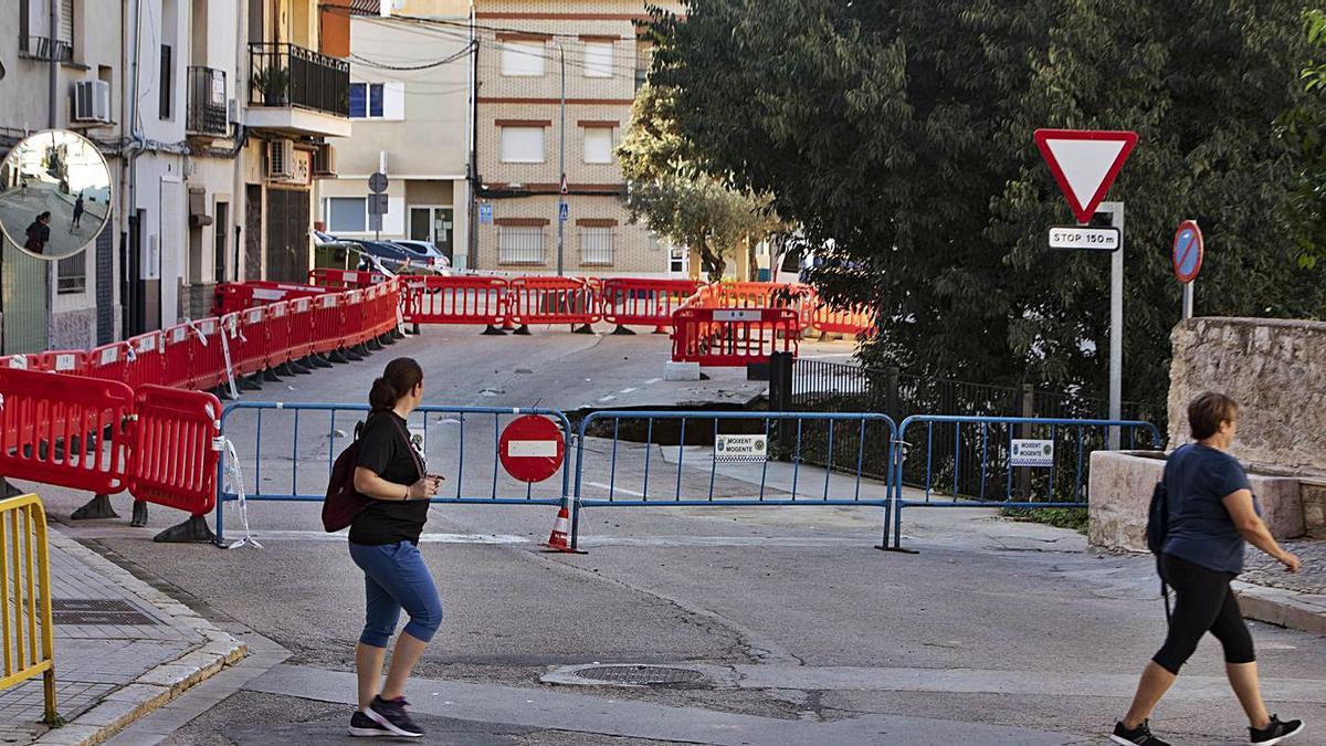 Tramo de la avenida Ramón y Cajal donde está el hundimiento, cortado al tráfico, ayer. | PERALES IBORRA