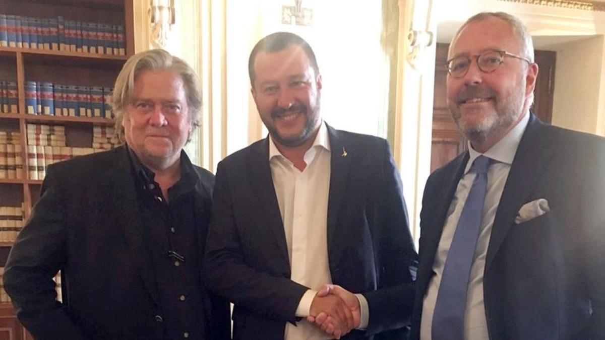De izquierda a derecha, Steve Bannon, Matteo Salvini y Michael Modrikamen, líder del Partie Populaire belga.