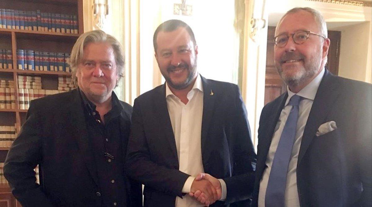 D’esquerra a dreta, Steve Bannon, Matteo Salvini i Michael Modrikamen, líder del Partie Populaire belga.