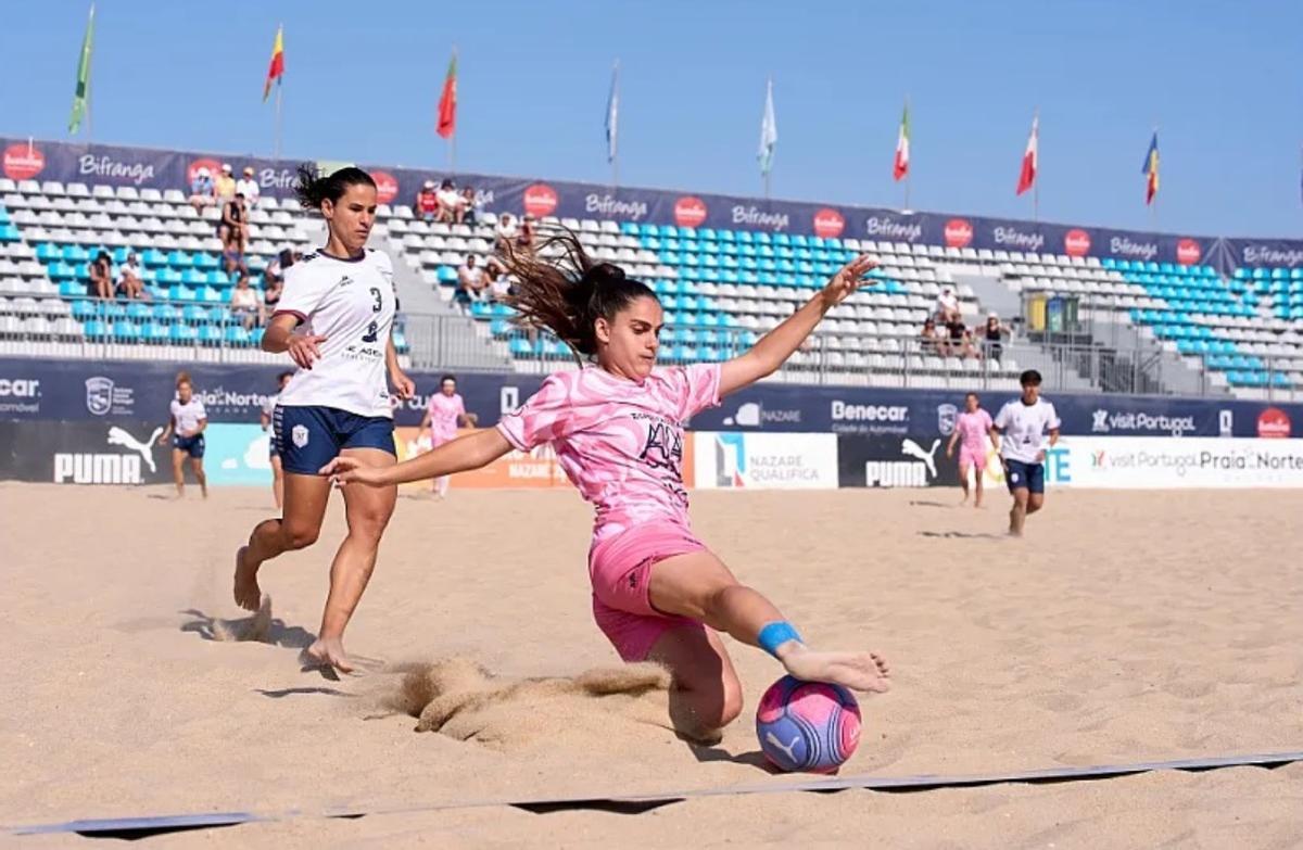 Una jugadora del Pozoalbense contacta con el balón.
