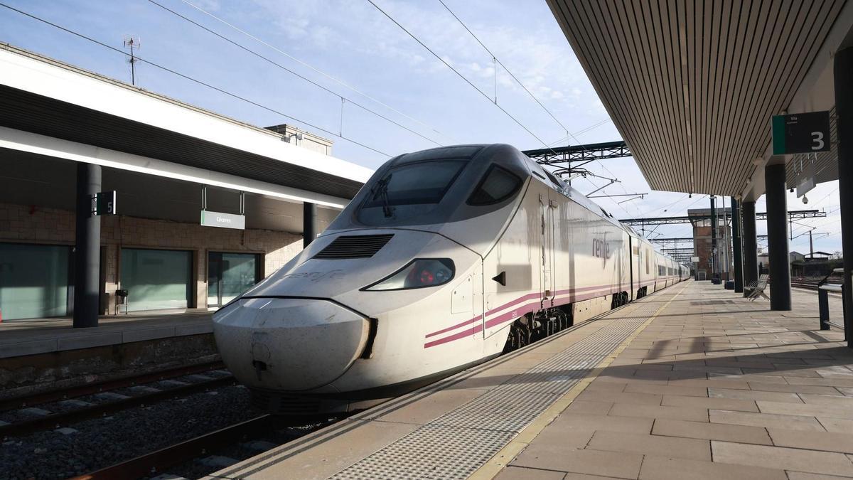 Un tren S-730 de Renfe en la estación de Cáceres antes de iniciar los servicios con Badajoz