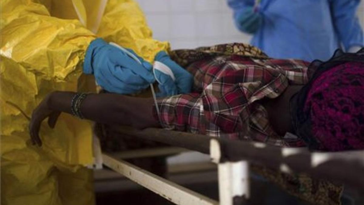 Análisi de sangre a una paciente de ébola  en el hospital de Kenema, Sierra Leone.