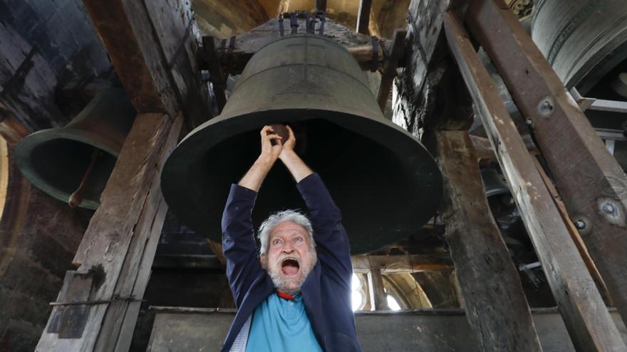 El músico Llorenç Barber , ayer, durante su visita a la torre de la Catedral para ver la “Wamba”.