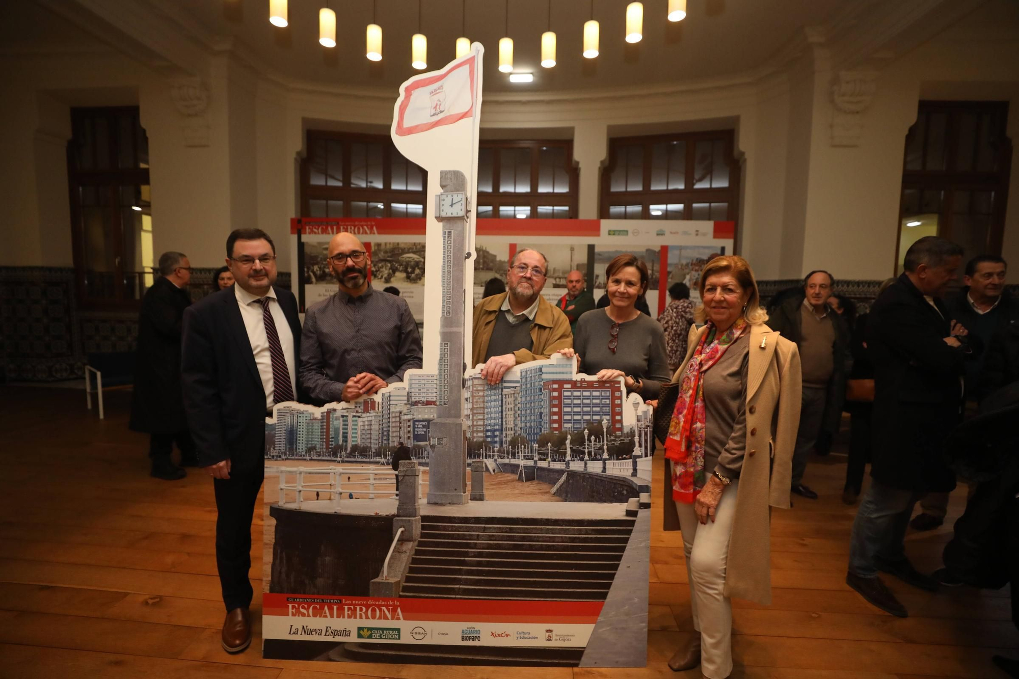 Visitantes en la exposición "Guardianes del tiempo" organizada por LA NUEVA ESPAÑA